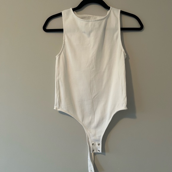 White Sleeveless body suit - Picture 1 of 4